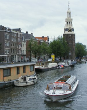 Veel toeristen maken een tochtje door Amsterdam met een rondvaartboot