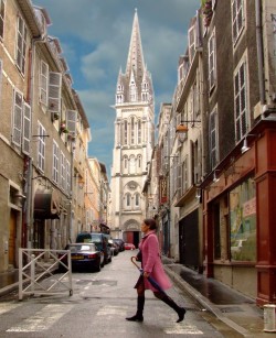 Vanaf de Rue du Mal Joffre ziet u door een zijstraat rechts de Eglise St. Martin. 