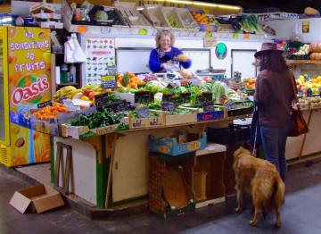 In de stedelijke markthal zijn dagelijks in vele stalletjes verse producten te koop.