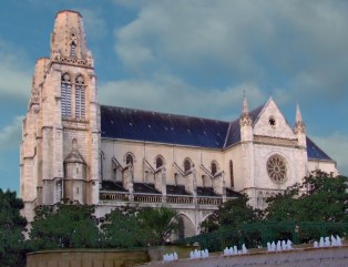 Bij de Place de la Libération staat de neogotische kerk St. Jacques.