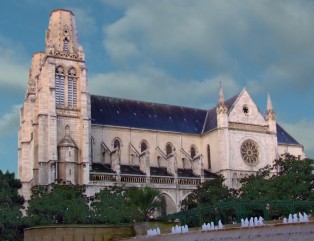 Bij de Place de la Lib�ration staat de neogotische kerk St. Jacques.