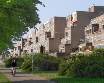 De Boulevardflat in Almere, een lintvormige piramide langs de Almeerse recreatieplas het Weerwater.