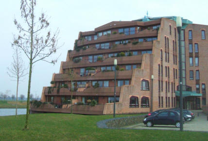 �t Domein te Houten heeft drie, uit trapsgewijs gestapelde woningen bestaande vleugels, die aan de top samenkomen.