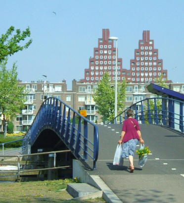 De Piramides in Amsterdam West, een appartementsgebouw dat bestaat uit twee in elkaar geschoven piramides. 